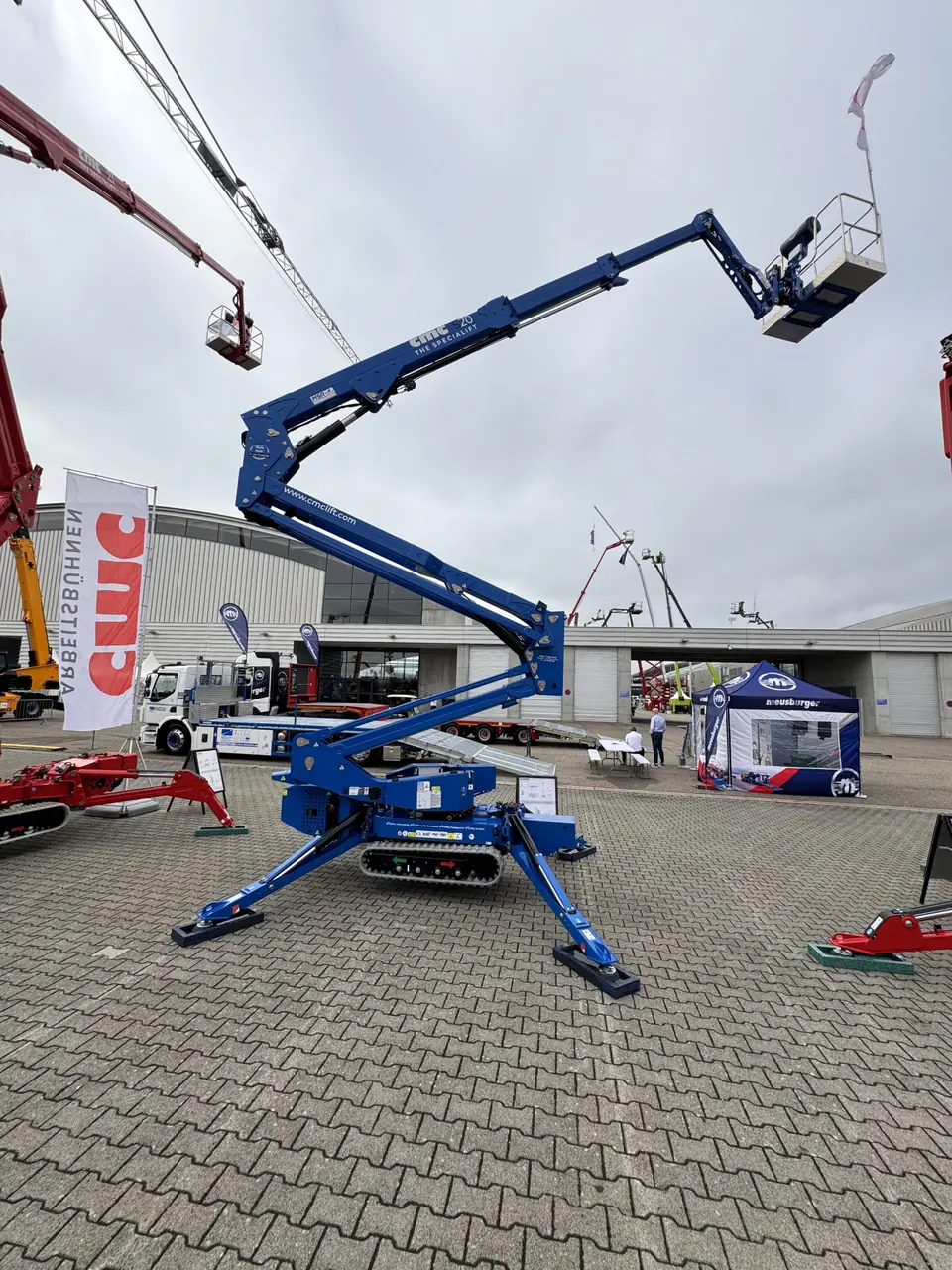 Raupenbühne CMC S20 im Einsatz