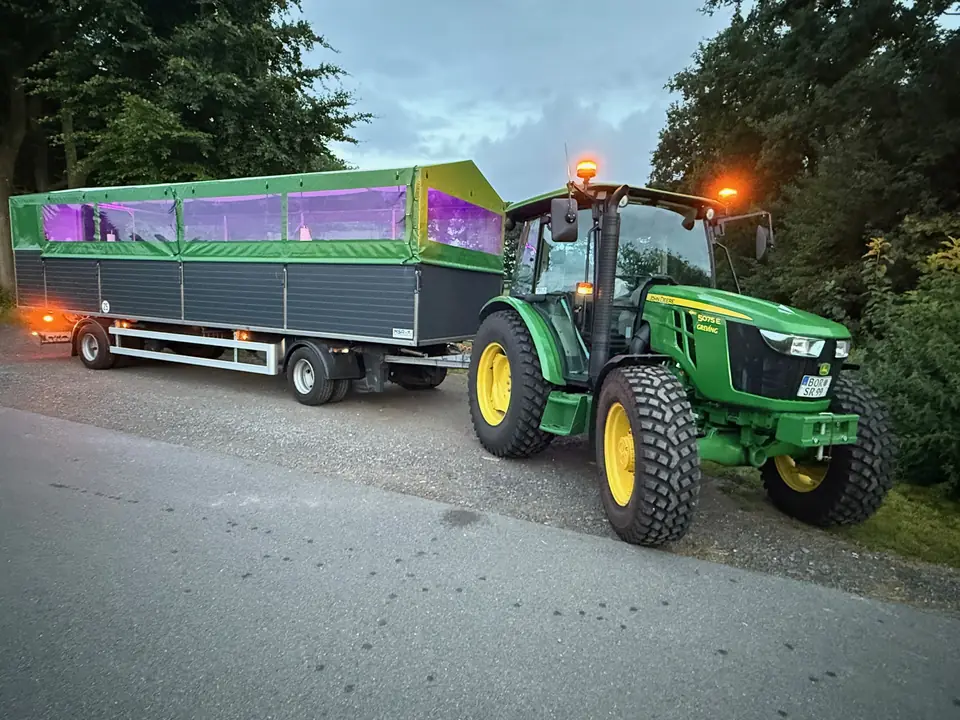 Planwagen mit Traktor