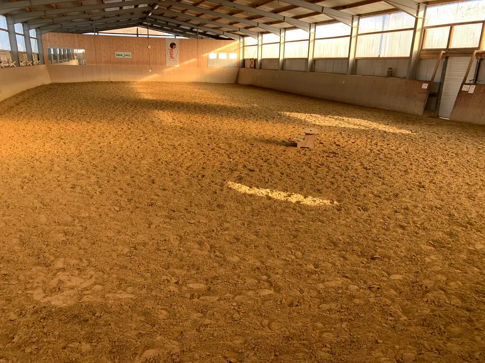 Reithalle auf dem Hof